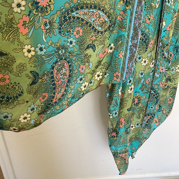 Deepti S . C. Size. Color floral green and orange . 70%seda and 30%poliester - Picture 3 of 8